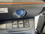 車線逸脱警報装置付きです!フロントカメラによりレーンマーカーを検知し、意図せずに走行車線から逸脱しそうな場合、メーター内のディスプレイ表示とブザーで注意を喚起します。