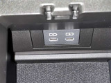 充電用USB端子付き。スマートフォンなどの充電に便利です。
