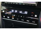 フルオートエアコンが装備されています!お好みの温度設定をするだけでエアコンの風量やモードの切り替えを自動でコントロールしてくれます!ユーザーの操作が少なく燃費走行にもつながります!