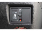 リア左側はパワースライドドアで、開閉には運転席のスイッチ、またはスライドドアのドアハンドルを少し引くだけで自動開閉します。