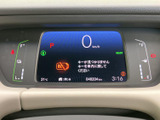 速度やシフト位置、燃料残量などを中央の画面と左右の表示で確認できます。必要な情報がまとまっていて、運転前や停車時にも車両の状況を把握しやすい見やすいメーターです。