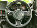 手元で確認しやすい位置に複数のスイッチを備え、運転中の各種操作をまとめて行える仕様です。メーターの視認を妨げにくい形状で、日常の運転でも扱いやすく、快適な移動をサポートします。