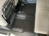 しっかりと汚れ、砂ぼこりを落とし足元まで清潔な車内空間を作り上げております♪