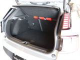 荷室は318Lの容量があり、V40と比べてほぼ同等です ハッチと連動して開閉するトノカバーにより、ラゲッジのプライバシーが保たれています