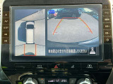 アラウンドビューモニターです。上空からお車の周りを見る感覚で表示されますので、車庫入れも簡単