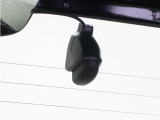 ◆リアにもドライブレコーダーを装備しております◆映像・音声などを記録する自動車用の装置です。もしもの事故の際の記録はもちろん、旅行の際の思い出としてドライブの映像を楽しむことができます。