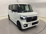 180cm近い車高と、センターレイアウト燃料タンクの低床フロアで、軽自動車とは思えない車内空間を実現しています。