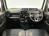 【インパネ】運転のしやすさを最優先に設計された見晴らしの良いフロントビュー。車両間隔が掴みやすく狭い道でも安心♪「安全」と「品質」を最優先に、安心してお乗りいただけるクルマを提供いたします。