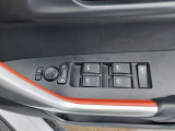 パワーウィンドウのスイッチです。運転席に居ながら窓を開け閉めのコントロールできます!