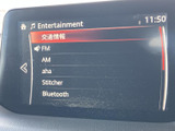 交通情報やFM・AMなど、利用できる音源が一覧で表示されます。項目を画面で確認しながら選べるため、日々の移動中もお好みに合わせて活用できます。