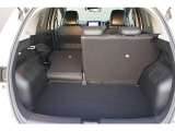お荷物の量や乗車人数に合わせて使えるリヤシートは、ご覧のとおり倒すことで、広々したラゲッジルームで便利です。