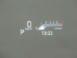 カラーヘッドアップディスプレイ付き。少ない視線移動で情報を確認できるので、運転の疲労軽減に繋がりますよ♪