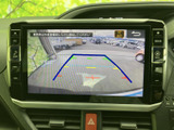 後方の様子とガイドラインを画面で確認でき、駐車時の後退をサポートします。車両周辺を目で確かめながら操作できるため、日常の駐車にも役立つ装備です。