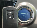 【スマートキー】カバンやポケットに入れたままでもドアの施錠・解錠が可能なスマートキーを装備。エンジンのオン・オフ時もカギを取り出す必要が無いからとっても便利です♪