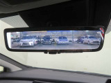 車両後方の視界をクリアに映し出す「デジタルインナーミラー」搭載です。