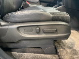 パワーシートの運転席はお好みの高さに調整可能です。自分好みのポジションで運転って楽ですよね。上下にも設定が可能です。