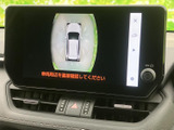 車両を上から見た周囲の映像が画面に表示され、駐車時に車体と周囲の位置関係を確認する目安になります。画面上の案内表示も活用しながら、後退時の安全確認をサポートします。