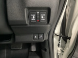 【両側パワースライドドア】です。リモコンや運転席のスイッチ操作で楽々自動開閉。
