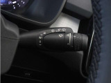 雨滴を自動感知して展開量を自動調整するレインセンスワイパーも標準搭載。突然のゲリラ豪雨や霧雨の続く中でのトンネル連続通過など、騒がしく手を動かす必要はもうありません。