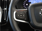 前方車を自動追従するアダプティブクルーズコントロールに加え、ステアリング操舵も行う進化型クルーズ『パイロットアシスト』を搭載。車体を車線内へと適正に維持しつつ先行車を忠実に追従します。