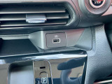 USB Type-A充電ポートを装備!スマートフォンやモバイル機器の充電に便利なUSB Type-Aポートを備えています。ドライブ中でも手軽に充電でき、日常使いにうれしい便利な装備です