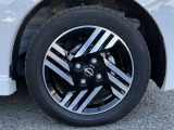 おしゃれは足元から。日産純正のアルミホイールで足元すっきり。タイヤサイズは155/65R14になります