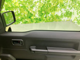 窓の面積が大きく、車内から外の景色を見渡しやすい設計です。ドアまわりには操作部や収納スペースも備わり、乗り降りの際や車内で過ごすときに便利です。