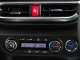 車内を快適に、オートエアコンを装備しています。