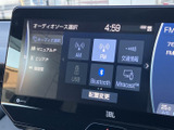AM・FMのほか、USBやBluetoothなど複数の音源が画面に並び、使いたい項目を選びやすい構成です。日々の移動中も好みに合わせた音源を楽しめます。
