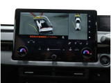 サイドクリアランスビュー表示中に、旋回時の運転操作に合わせて自動で車両を斜め後方から見たような映像を表示。