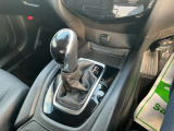シフトレバーは簡単操作で運転もしやすくなっております!!