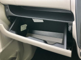 助手席前には開閉できる収納スペースがあり、車内で必要な小物をまとめておくのに便利です。中の様子を確認しながら、使う品を出し入れしやすい配置です。