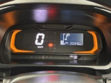 一目で今出ている速度が分かるデジタルメーターを採用しており、うっかりのスピード超過も減りますよ