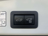リヤゲートは電動で開閉が出来きます!週末のお買い物にも便利です!
