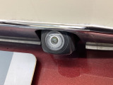 車の後方に小型カメラが付いておりバックする際の後方の様子をモニター上に表示します。