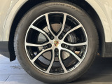 21インチ Cayenne Exclusive Design ホイール(ジェットブラック メタリック塗装)、アーチ エクステンション(エクステリア同色)付き
