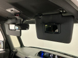 【サンバイザー】車内で身だしなみを整えるためのバニティミラーがセット。お化粧直しや髪型のチェックに活用できます。