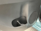 【後席ドリンクホルダー】後席用にも使いやすい位置にドリンクホルダーがございます。みんなが快適な空間でドライブはより楽しいものに♪