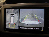 4箇所のカメラにより車両の前後左右を映すことで、クルマを真上から見ているような映像をナビ画面に映し出す「パノラマモニター」が搭載されています。