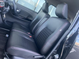 前席は背もたれと座面に身体を預けやすい形状で、運転席と助手席それぞれにヘッドレストを装備。落ち着いた色合いに赤いステッチが映え、室内もすっきりしています。