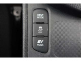 【ecoモード・EVモード切替スイッチ】燃費を重視した【ecoモード】や夜間や早朝・住宅街などでご使用いただくことが多い【EVモード】に切り替えるときには運転席横のスイッチを使用します。