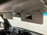 【サンバイザー】車内で身だしなみを整えるためのバニティミラーがセット。お化粧直しや髪型のチェックに活用できます。