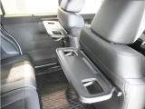 ◆シートバックテーブル◆フロントシートの背面に後席用のテーブルがついています。小物が置けて!カップホルダーもあります、ドライブ中や休憩時にも便利なテーブルです。
