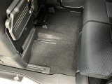 しっかりと汚れ、砂ぼこりを落とし足元まで清潔な車内空間を作り上げております♪
