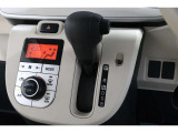 インパネシフトだから視線の移動も少なく足元もスッキリ♪運転席もゆったりしているのでゆとりを持ってドライブできますね!
