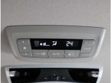 ルーフにあるエアコンスイッチで後部座席の温度調節が可能!快適にすごせますよ♪