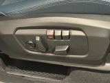 自分に合ったドライビングポジションへ。運転席まわりも使いやすく設計されています。