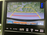 後方の映像に加えてガイド線も表示されるため、駐車時に車両後方の位置を確認する目安になります。周囲を目視で確かめながら、車庫入れや後退時の確認に活用いただけます。