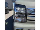 【LEDヘッドライト】高輝度LEDヘッドライトを装備していますので、雨天などの悪天候や夜間走行でも安心して運転できます!良好な視界を確保できるうえ、消費電力も抑えられています。
