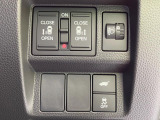 【両側パワースライドドア】スマートキーや運転席のスイッチで後席両側スライドドアの開閉が可能♪電動だから力を入れてドアを開ける必要が無く、小さなお子様でも簡単に開け閉めでき快適です♪